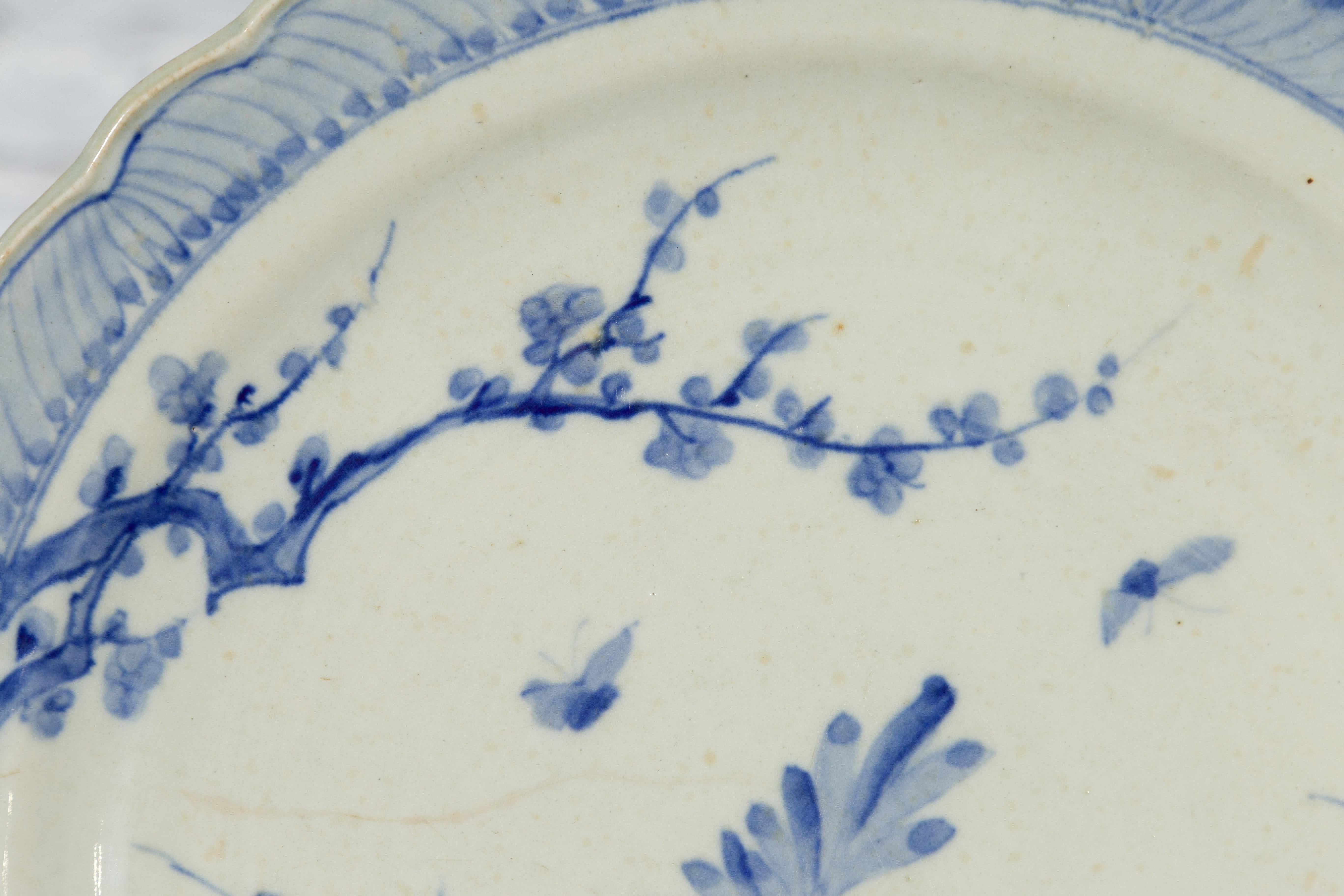 Japanischer blau-weißer, handbemalter Porzellanteller mit Laubdekor im Angebot 11
