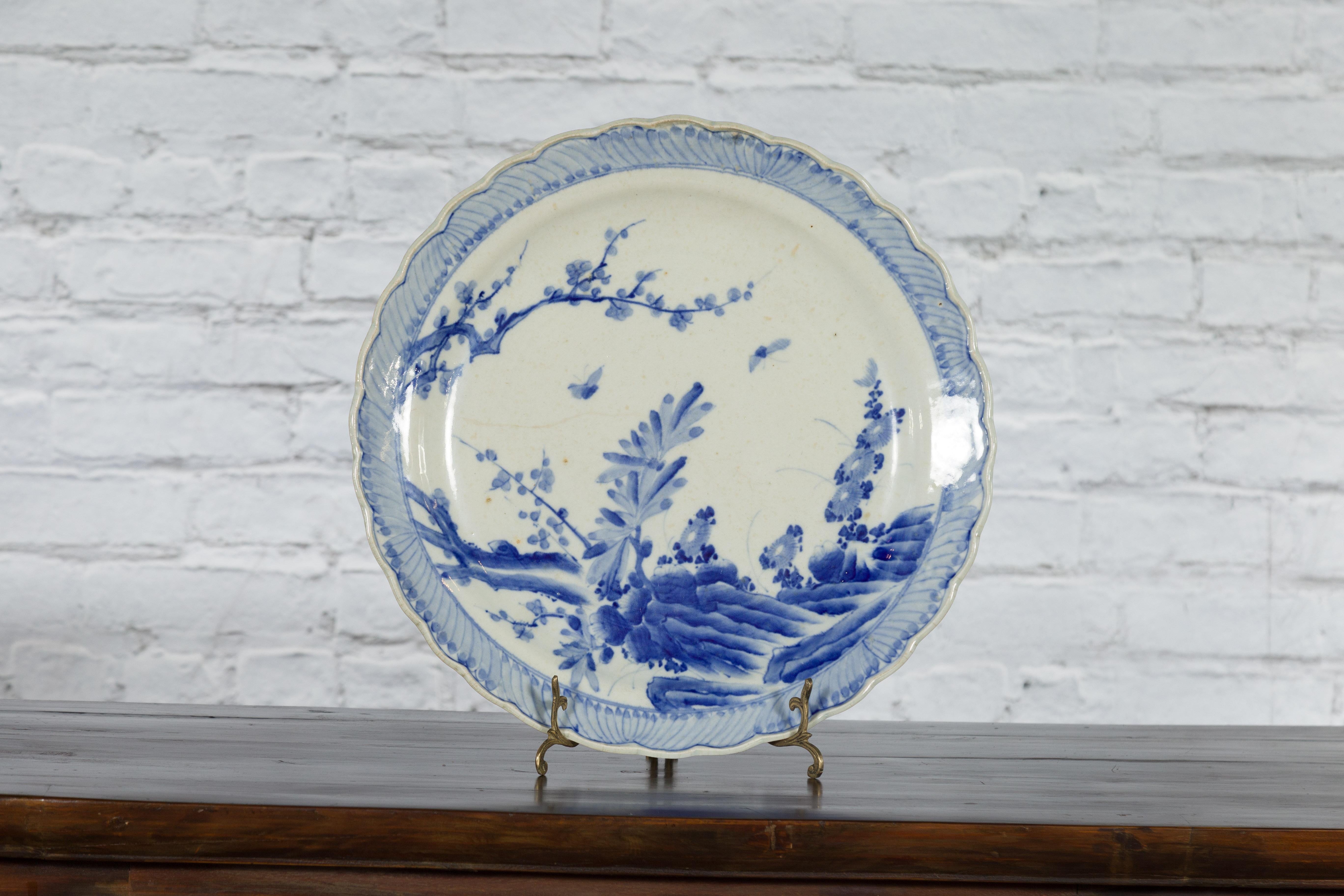 Japanischer blau-weißer, handbemalter Porzellanteller mit Laubdekor im Angebot 14