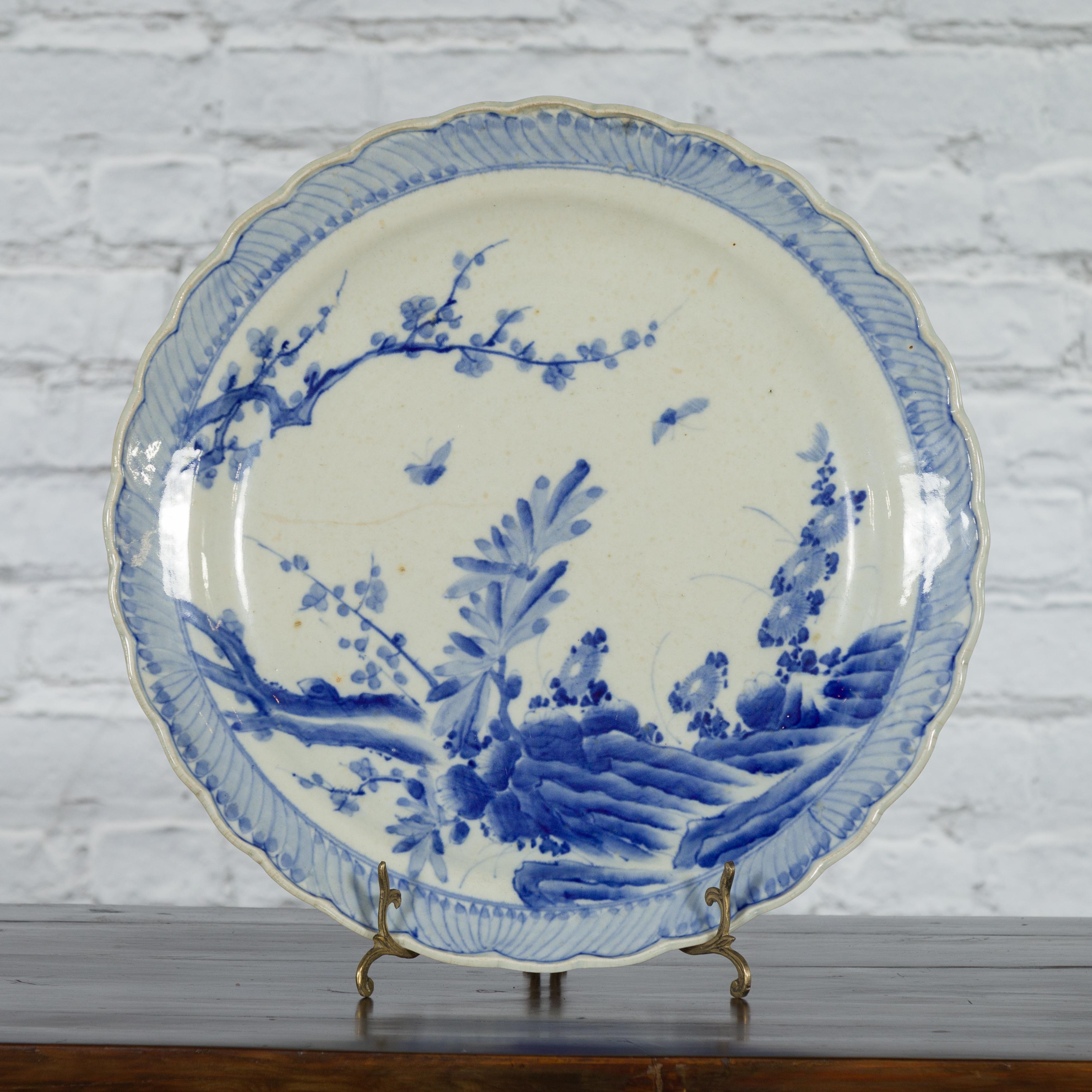 Japanischer blau-weißer, handbemalter Porzellanteller mit Laubdekor (Handbemalt) im Angebot