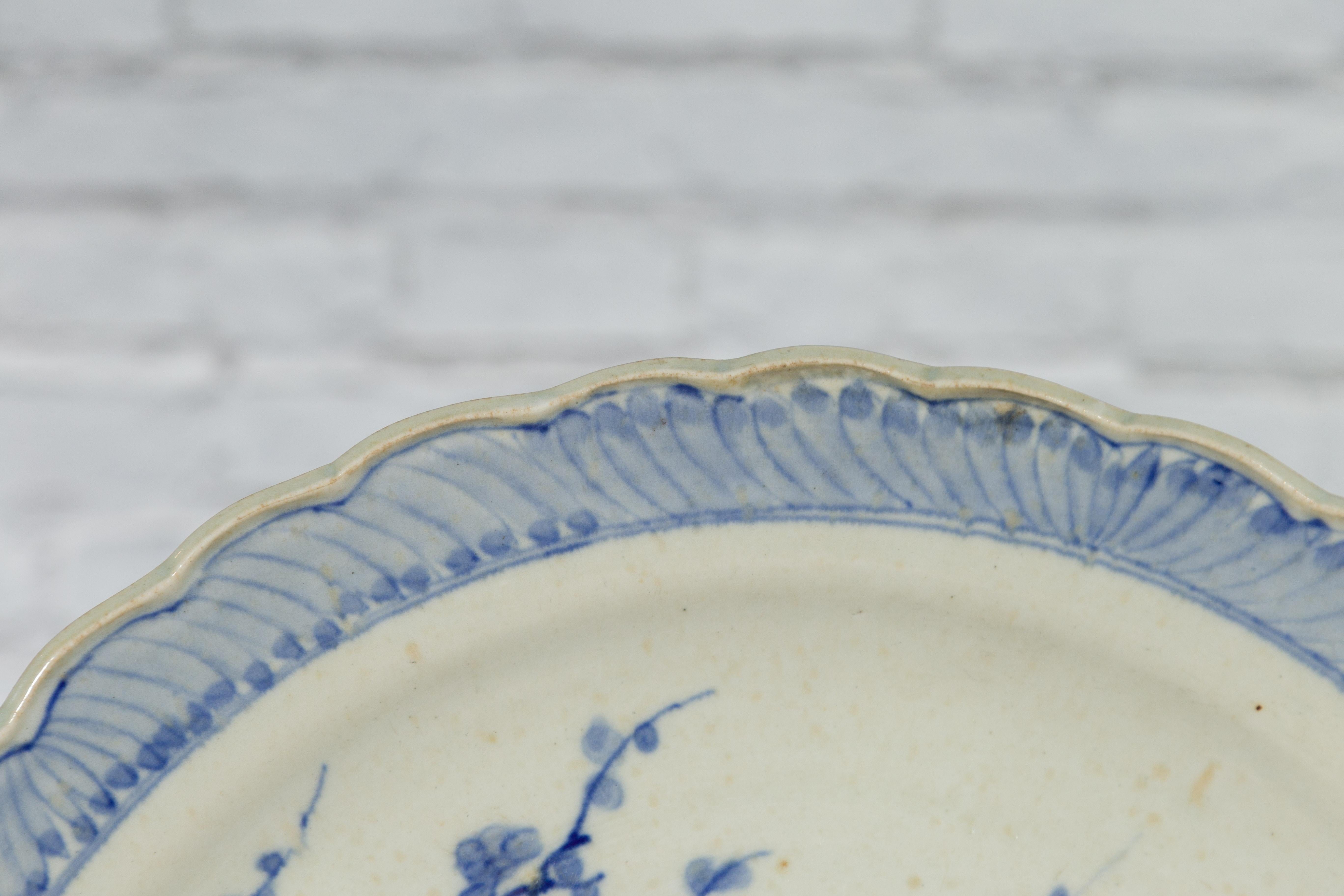 Japanischer blau-weißer, handbemalter Porzellanteller mit Laubdekor im Angebot 2