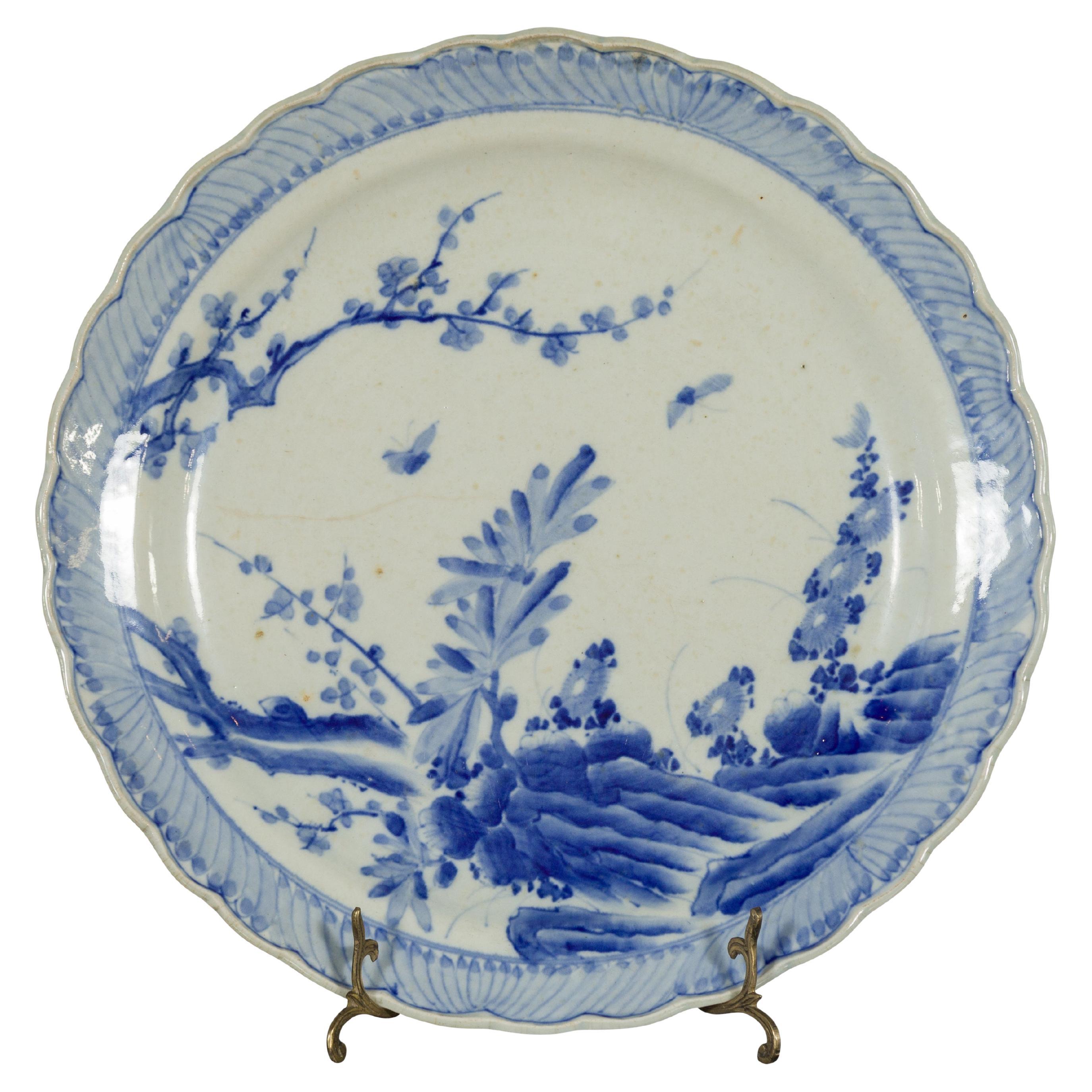 Japanischer blau-weißer, handbemalter Porzellanteller mit Laubdekor
