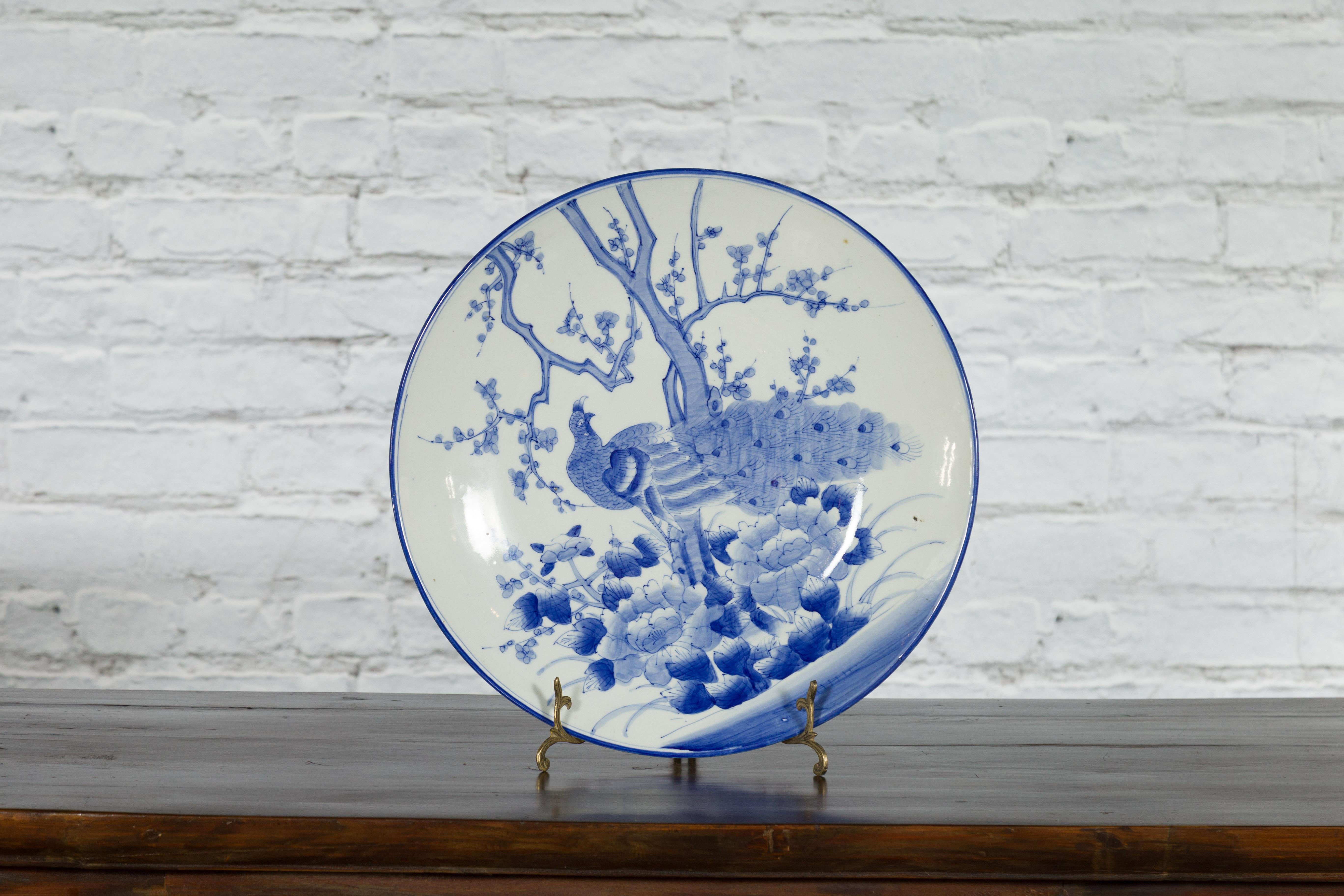 Japanischer blau-weißer handbemalter Porzellanteller mit Pfauenvogel, handbemalt (Handbemalt) im Angebot