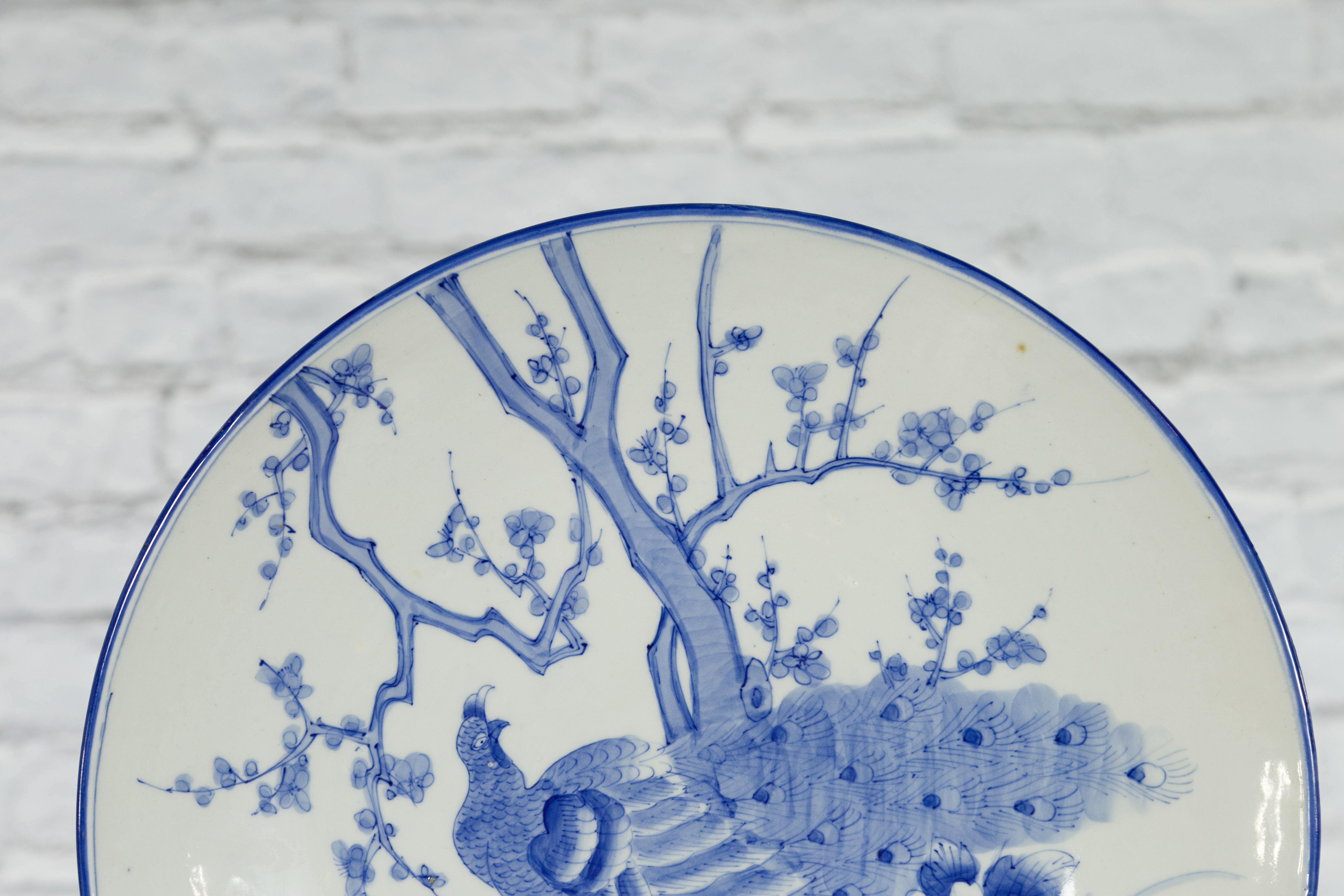Japanischer blau-weißer handbemalter Porzellanteller mit Pfauenvogel, handbemalt im Angebot 1