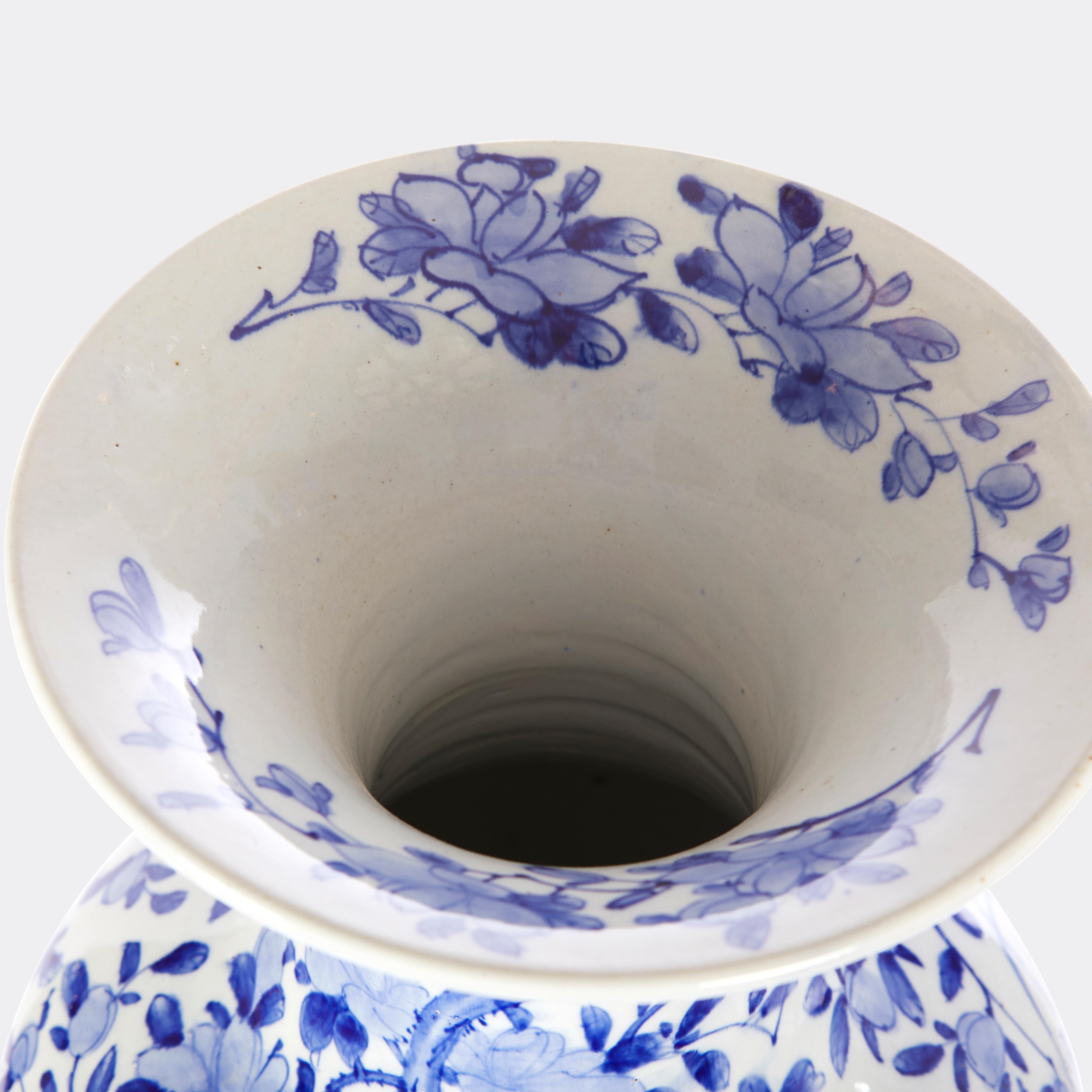 Vase japonais bleu et blanc du 20e siècle de la taille d'un palais, avec des motifs floraux et d'oiseaux. 

Mesures : 14'' de diamètre x 29,5'' de hauteur.