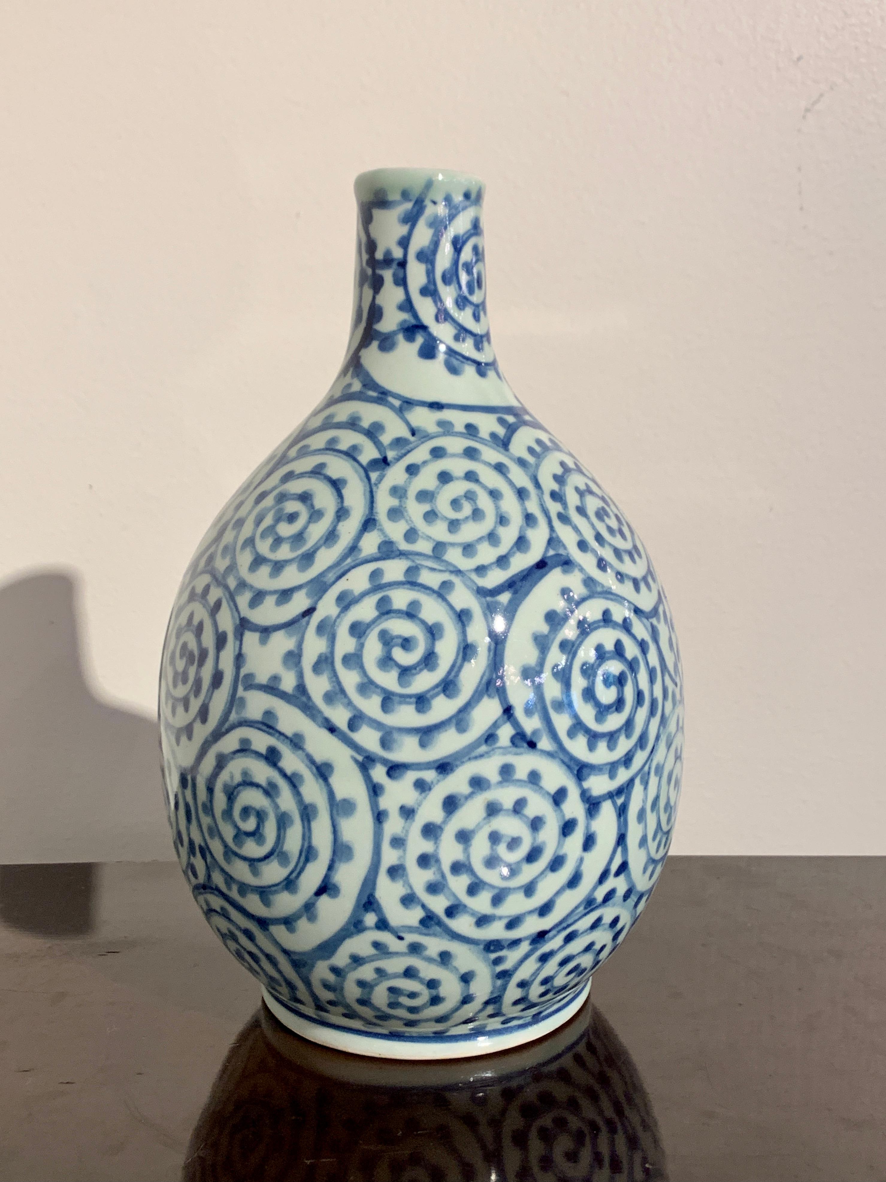 A fine and graphic Japanese blue and white glazed porcelain tako karakusa bottle vase, Arita ware, Showa Era, early to mid 20th century, Japan.

The vase of bottle or flask form, possibly originally for sake, with a wide and bulbous body and