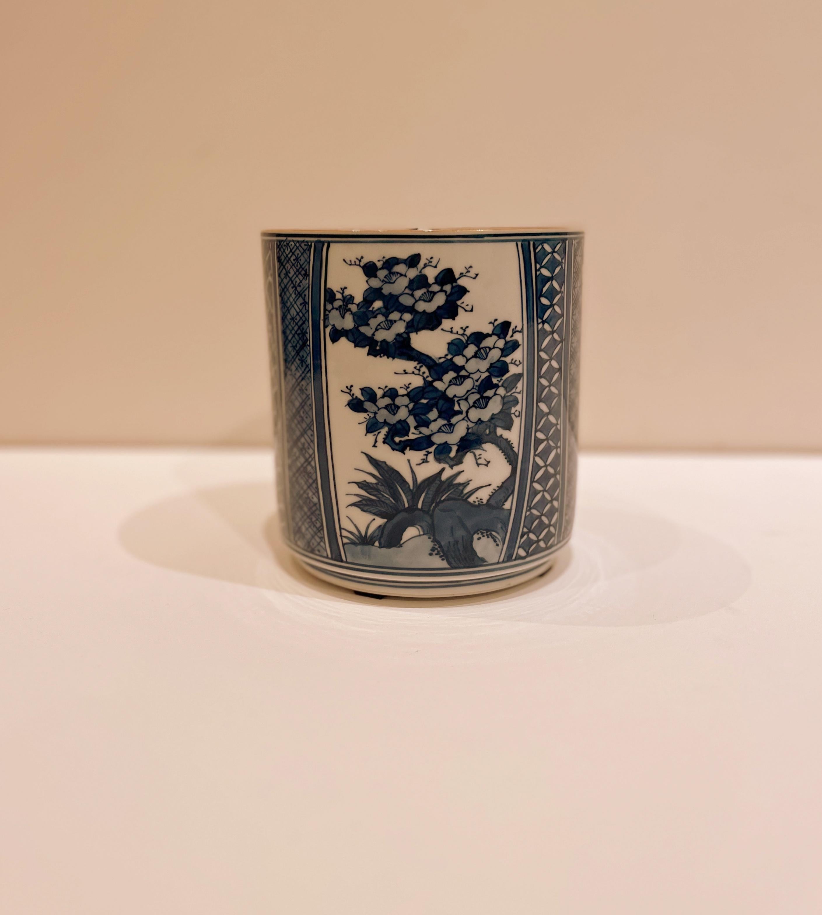Ovale japanische Teedose aus blauem und weißem Porzellan mit Blumenmotiv auf Korpus und Deckel. Langlebigkeits-Motiv auf der Innenseite des Umschlags