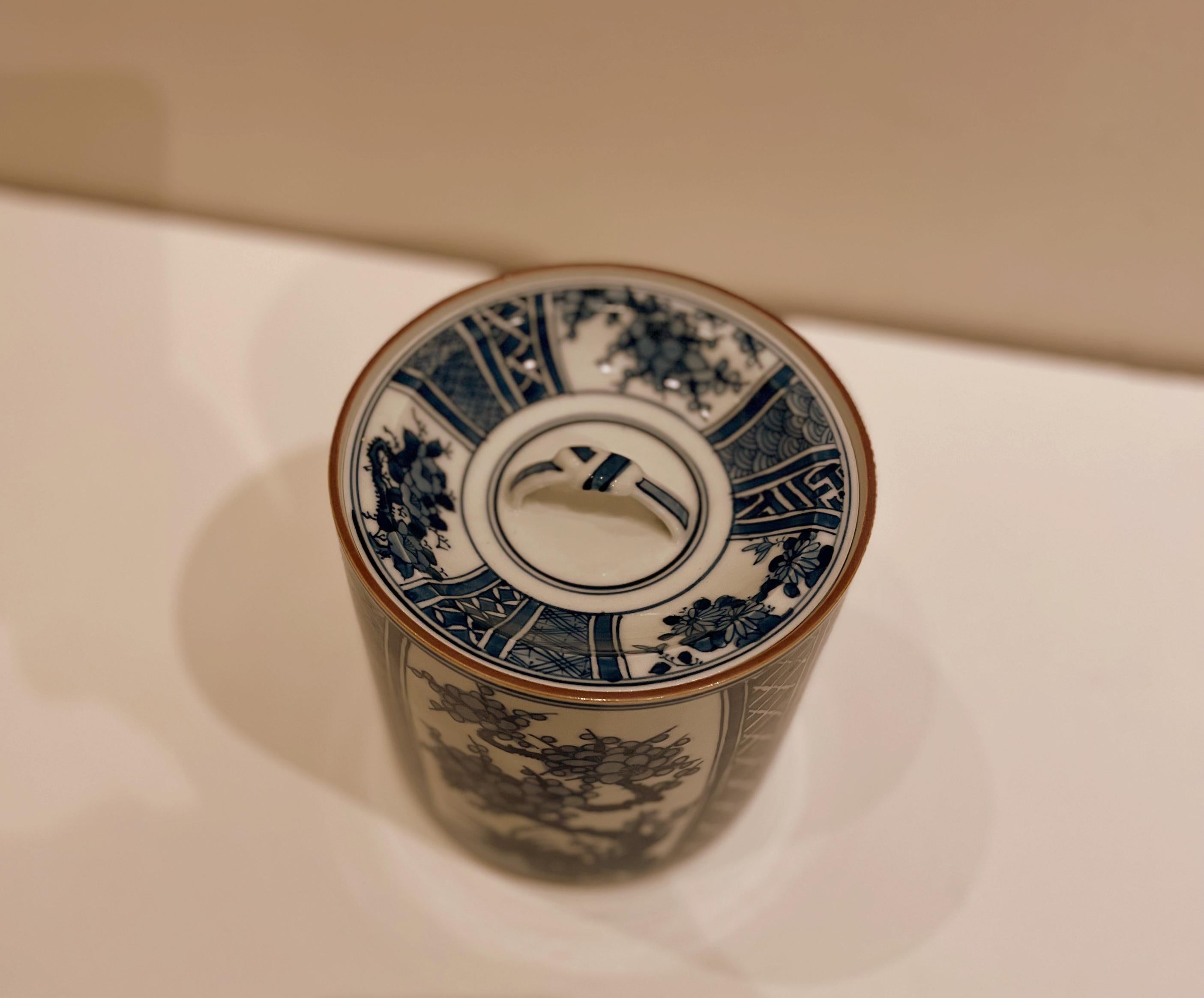 Japanische Teedose aus blauem und weißem Porzellan (20. Jahrhundert) im Angebot