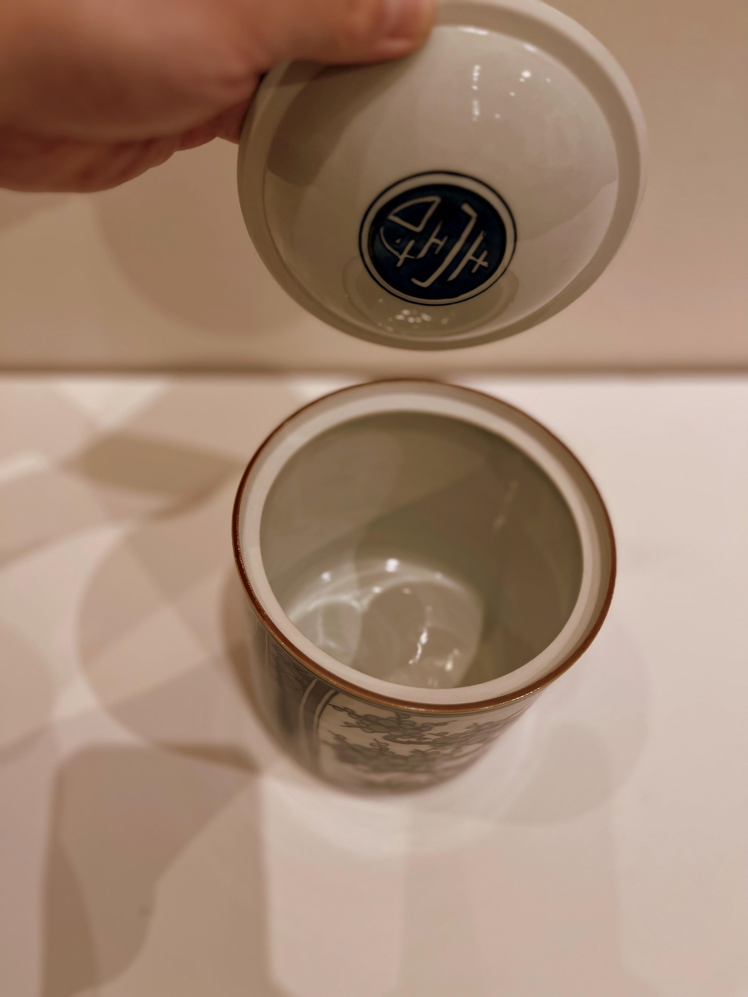 Japanische Teedose aus blauem und weißem Porzellan im Angebot 2