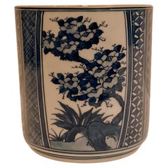 Japanische Teedose aus blauem und weißem Porzellan