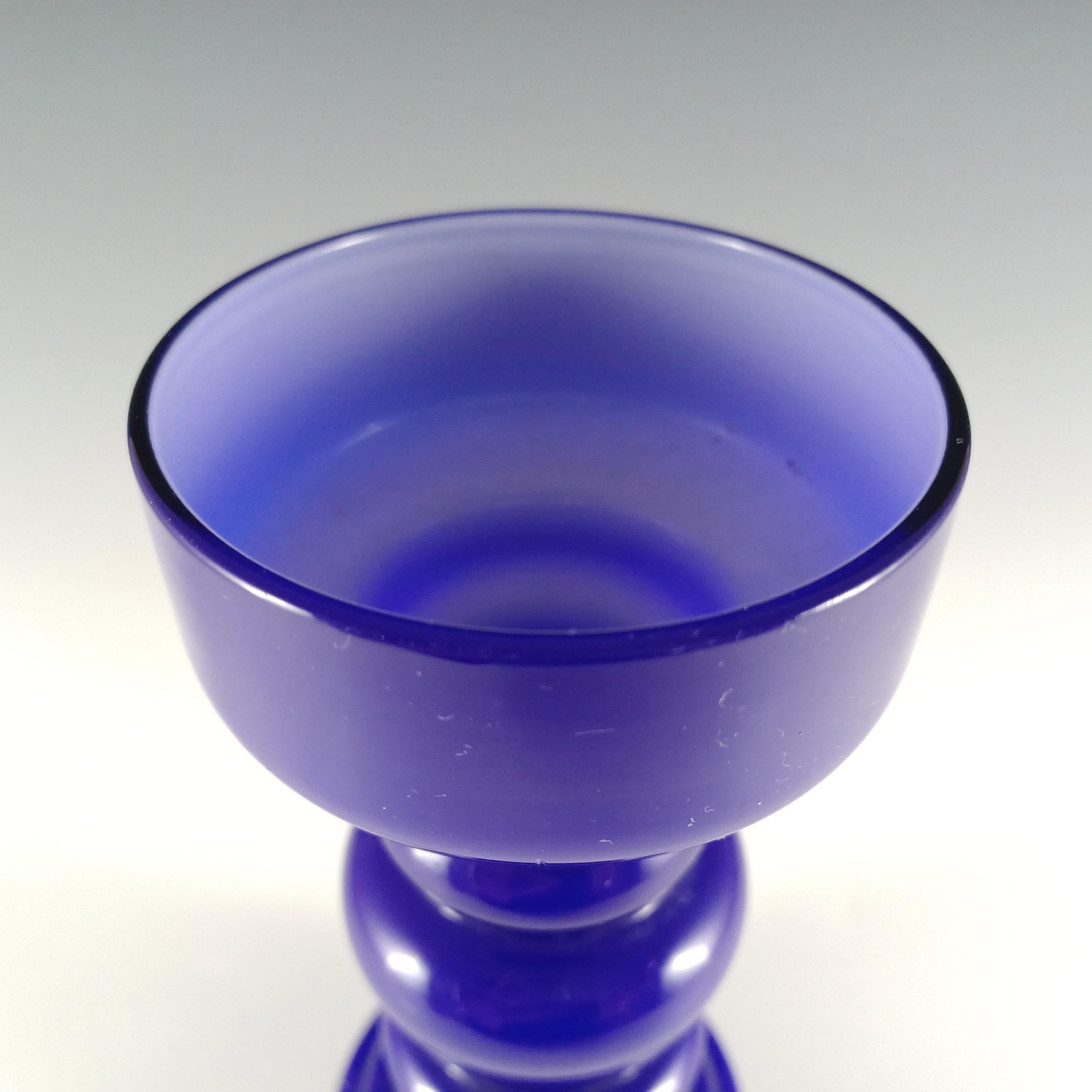 Jarrón japonés de vidrio azul con aro - Estilo sueco finales del siglo XX en venta
