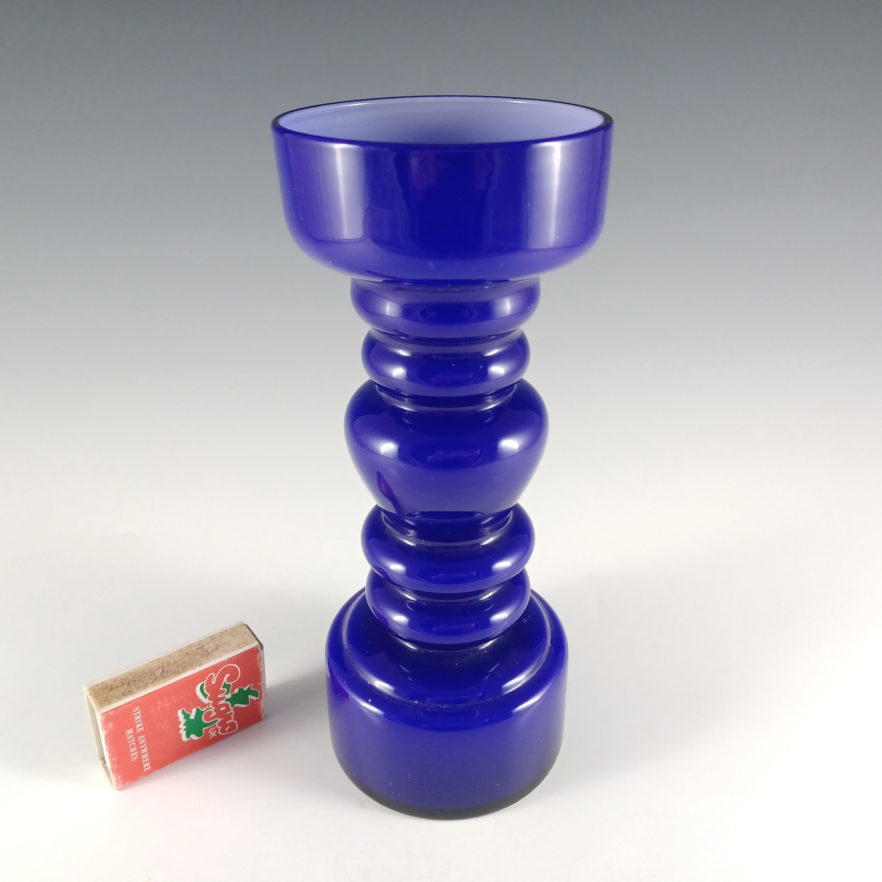 Jarrón japonés de vidrio azul con aro - Estilo sueco en venta 1