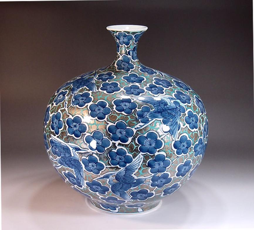 Japanese Blue Contemporary Gilded Imari Porcelain Vase by Master Artist In New Condition In Takarazuka, JP