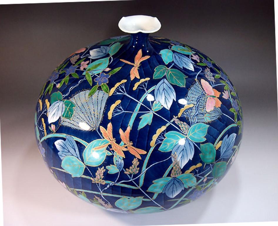Japanische Vase aus blauem vergoldetem Porzellan von einem zeitgenössischen Meisterkünstler (Handbemalt) im Angebot
