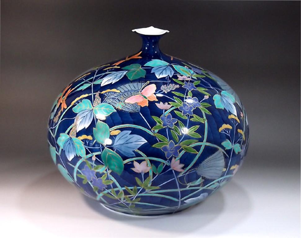 Japanese Blue Gilded Porcelain Vase by Contemporary Master Artist In New Condition For Sale In Takarazuka, JP