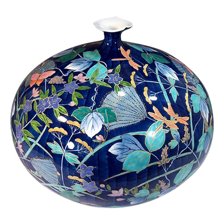 Japanische Vase aus blauem vergoldetem Porzellan von einem zeitgenössischen Meisterkünstler im Angebot