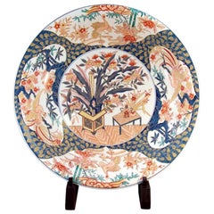 Assiette de présentation en porcelaine japonaise bleu, or, rose et rouge par un maître artiste contemporain
