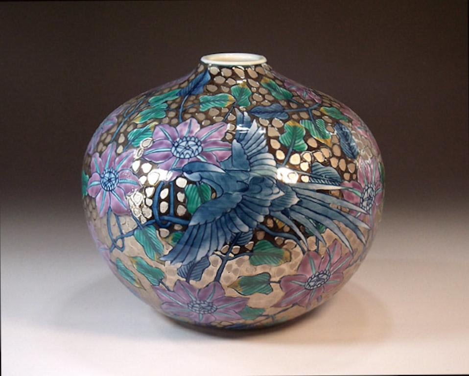 Vase contemporain en porcelaine décorative à fossettes, doré au platine, une pièce exquise réalisée, peinte à la main et signée par un artiste porcelainier très réputé de la région d'Imari-Arita au Japon. L'artiste a reçu de nombreux prix pour son