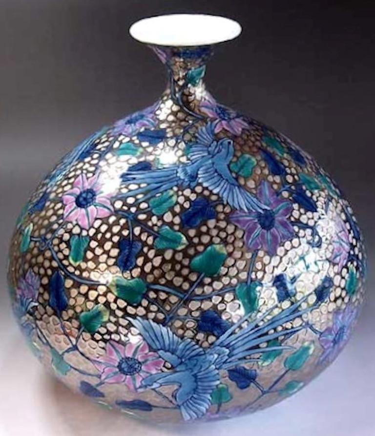 Japonais Vase japonais en porcelaine bleue et or par un maître artiste contemporain en vente