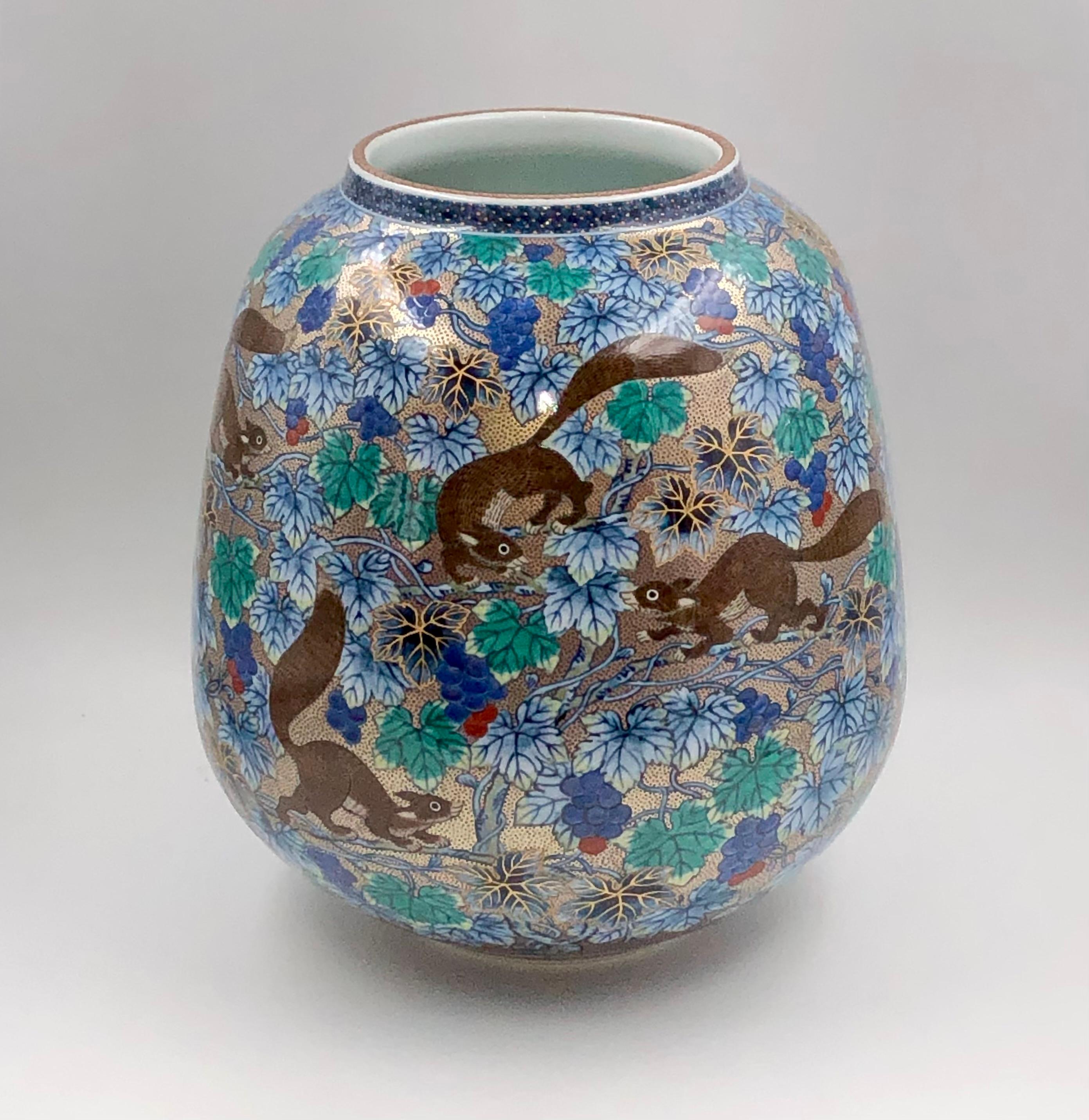 Außergewöhnliche zeitgenössische dekorative japanische Porzellanvase, aufwändig handbemalt auf einem schön geformten Porzellankörper in lebhaftem Blau, Braun und Grün, ein signiertes Meisterwerk des hochgelobten, preisgekrönten Porzellanmeisters der