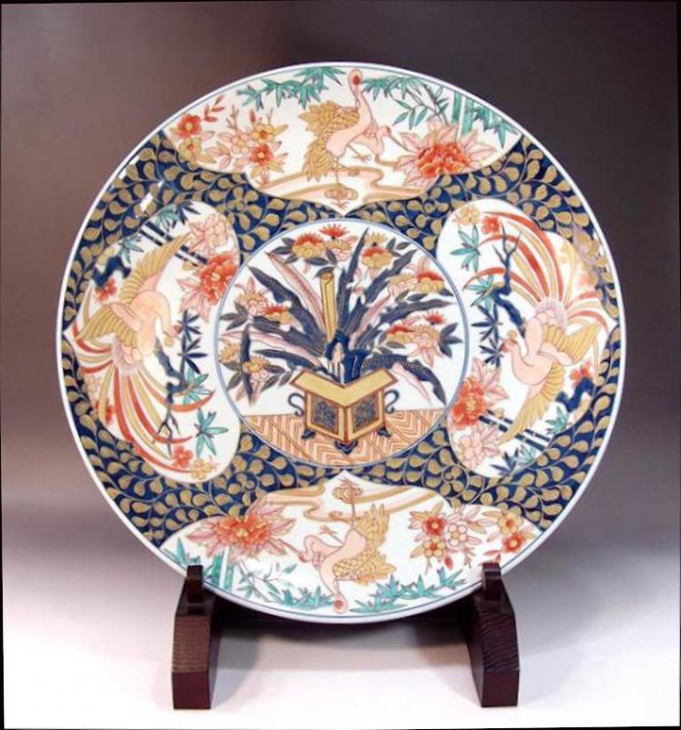 Japonais Assiette de présentation japonaise en porcelaine bleu, vert, or et crème par un maître artiste contemporain en vente