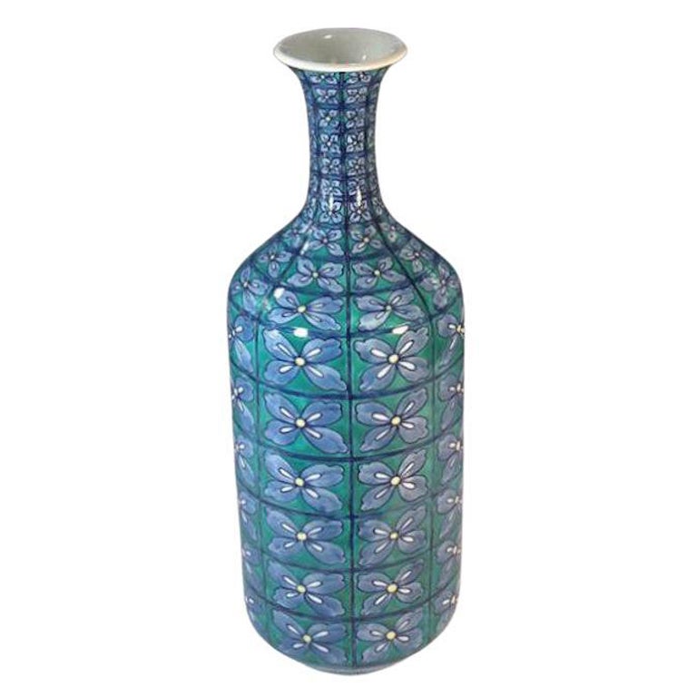 Vase japonais en porcelaine peinte à la main en bleu et vert par un maître artiste contemporain, 2