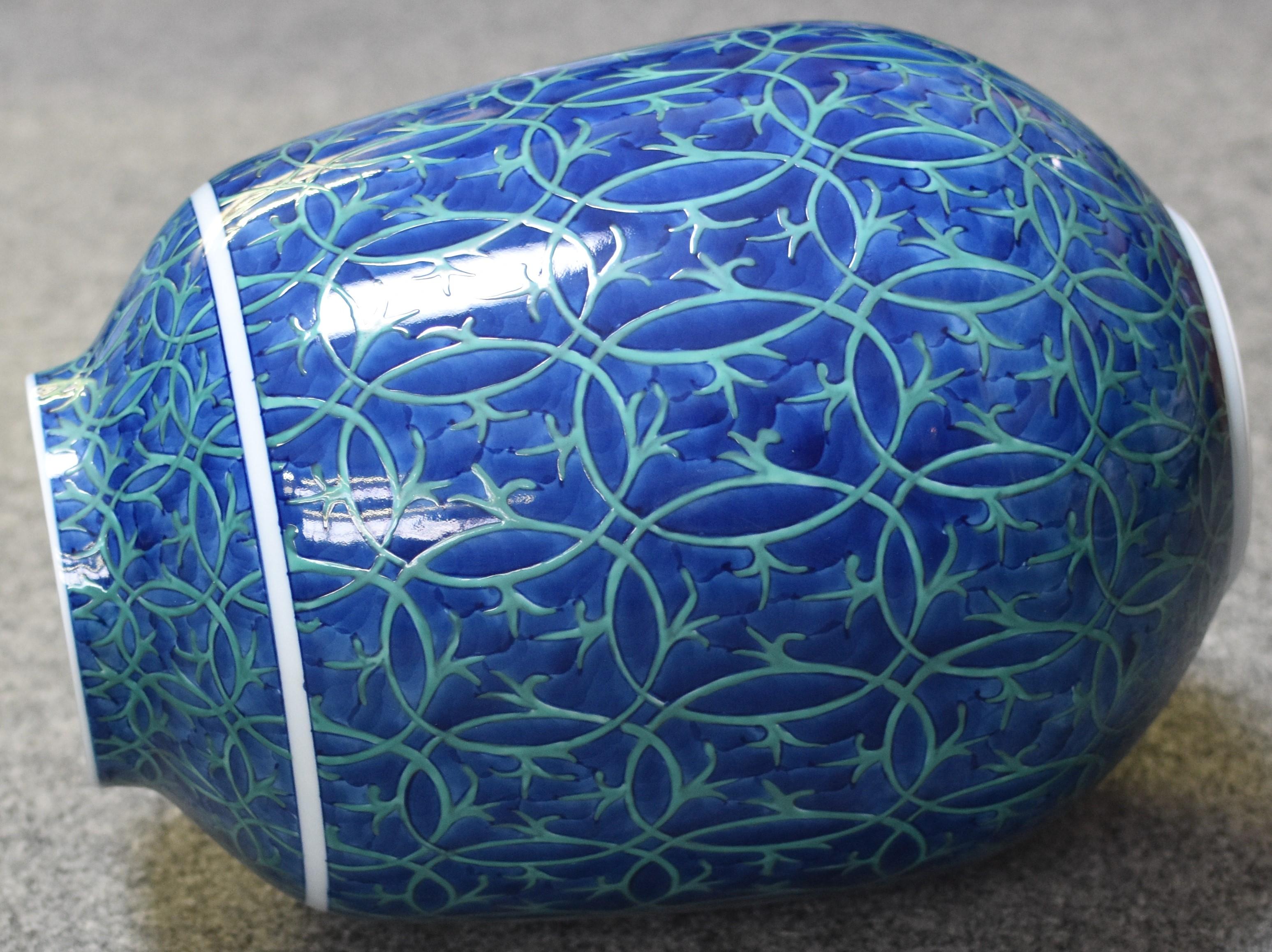 Einzigartige zeitgenössische japanische signierte dekorative Porzellanvase, aufwendig handbemalt in tiefem Blau und Grün auf einem wunderschön geformten Körper, ein Meisterwerk des weithin anerkannten preisgekrönten Porzellanmeisters der dritten