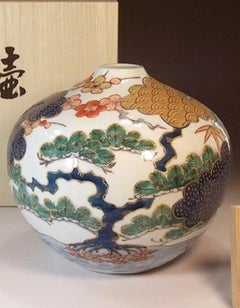 Vase japonais en porcelaine bleu, vert, rouge et marron par un artiste contemporain