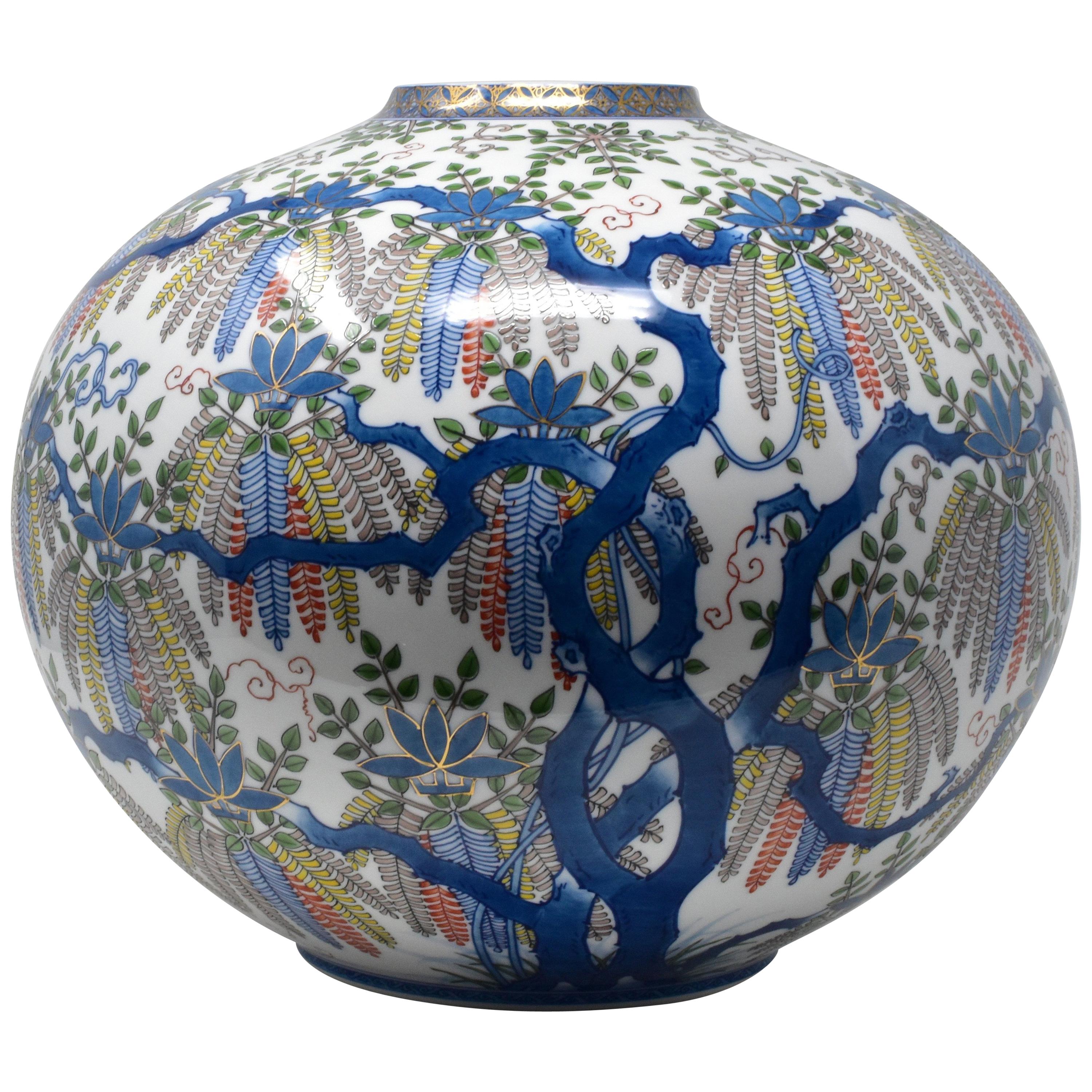 Extraordinario jarrón de porcelana decorativa contemporánea japonesa de calidad de museo, pintado a mano con extrema minuciosidad en azul, rojo y amarillo sobre un cuerpo ovoide de formas asombrosas, una obra maestra firmada por un maestro de la
