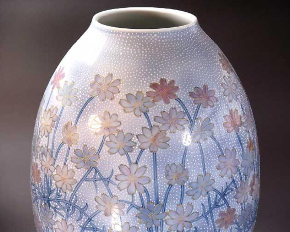 Eccezionale vaso decorativo giapponese contemporaneo in porcellana, intricatamente dipinto a mano su un corpo splendido in blu sottosmalto, rosa tenue e blu, con un intricato motivo a puntini.  motivo in blu e bianco. Si tratta di un'opera firmata
