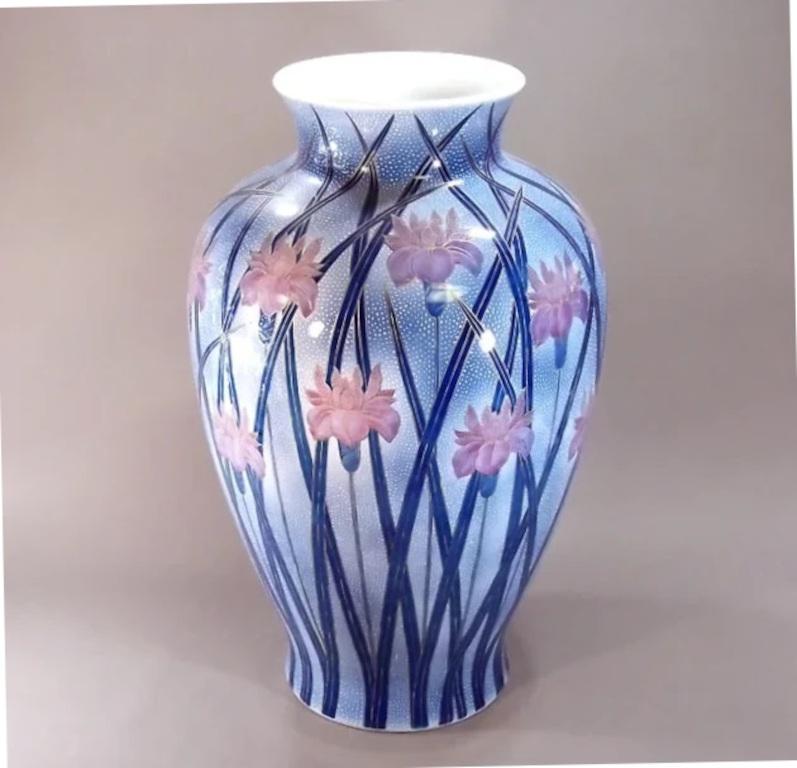 Giapponese Vaso giapponese in porcellana blu-rosa bianca di un maestro artista, 2 in vendita