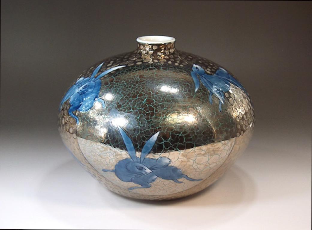 Zeitgenössische dekorative Porzellanvase mit Grübchen, handbemalt in Blau auf einem elegant geformten Porzellankörper vor einem auffälligen Platinhintergrund. Ein signiertes Stück des hochgelobten japanischen Porzellanmeisters in der