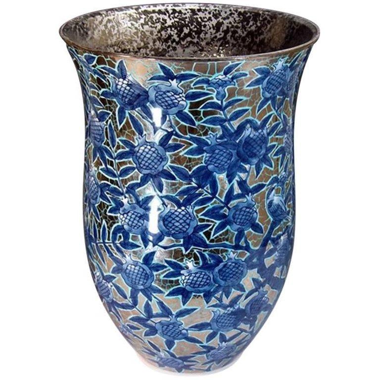Japanische Vase aus blauem Platin und vergoldetem Porzellan von einem zeitgenössischen Meisterkünstler (Vergoldet) im Angebot