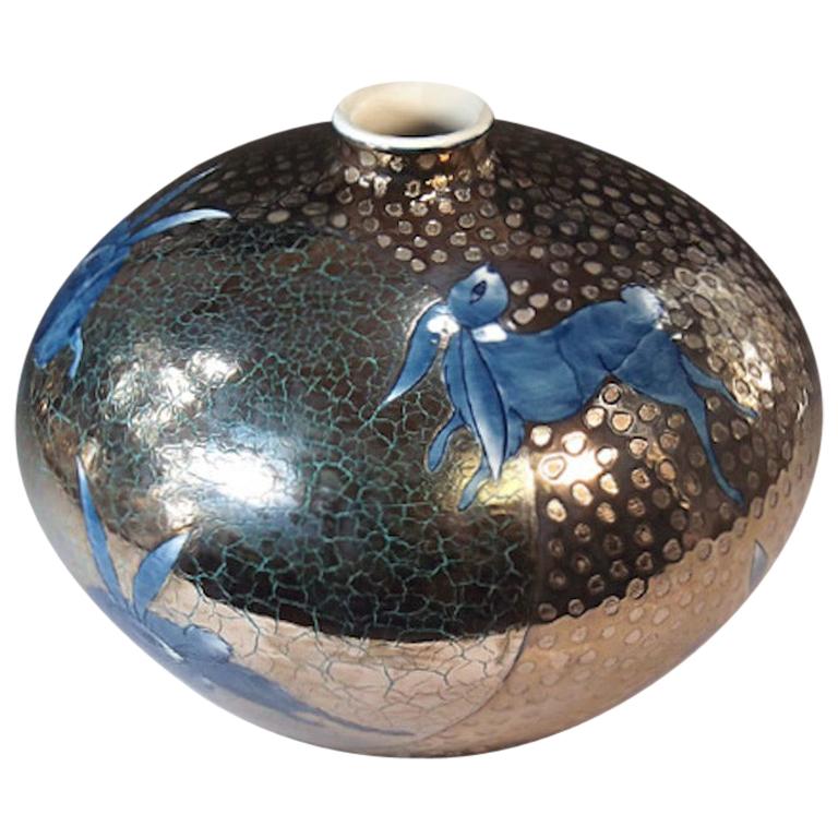 Vase en porcelaine bleu japonais doré au platine par un maître artiste contemporain