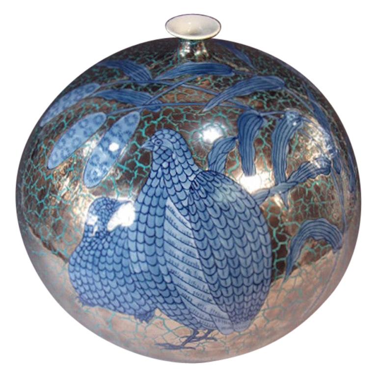 Vase japonais en porcelaine bleue et platine par un maître artiste contemporain