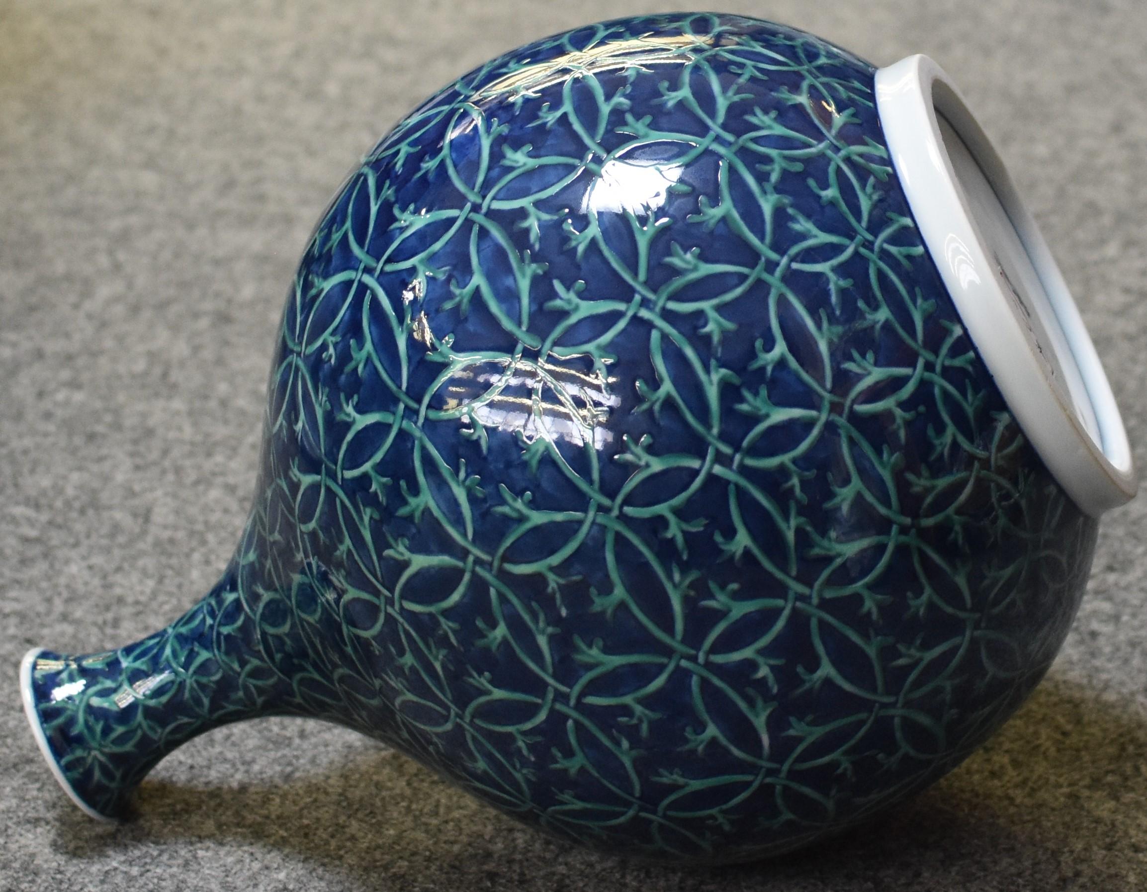 Vase contemporain japonais en porcelaine Imari signé, peint à la main en bleu et vert profonds sur un beau corps en forme de bouteille, l'œuvre de la troisième génération de maîtres porcelainiers de la région d'Imari-Arita au Japon, très acclamée et