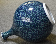 Vase en porcelaine bleu japonais par un maître artiste