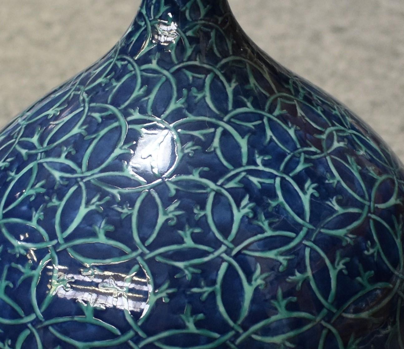 Japanische Vase aus blauem Porzellan von Meisterkünstler (Meiji-Periode) im Angebot