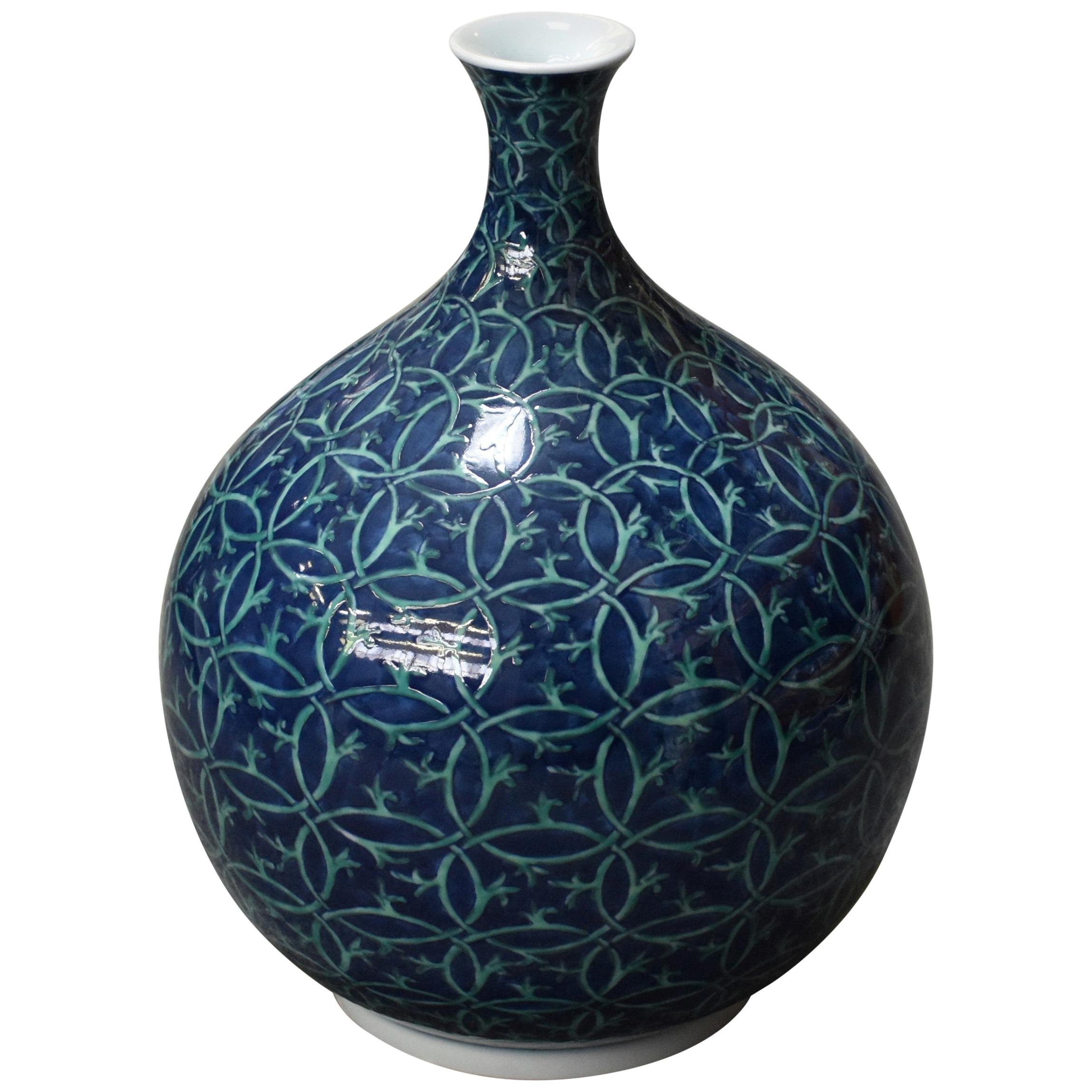 Vase en porcelaine bleu japonais par un maître artiste en vente