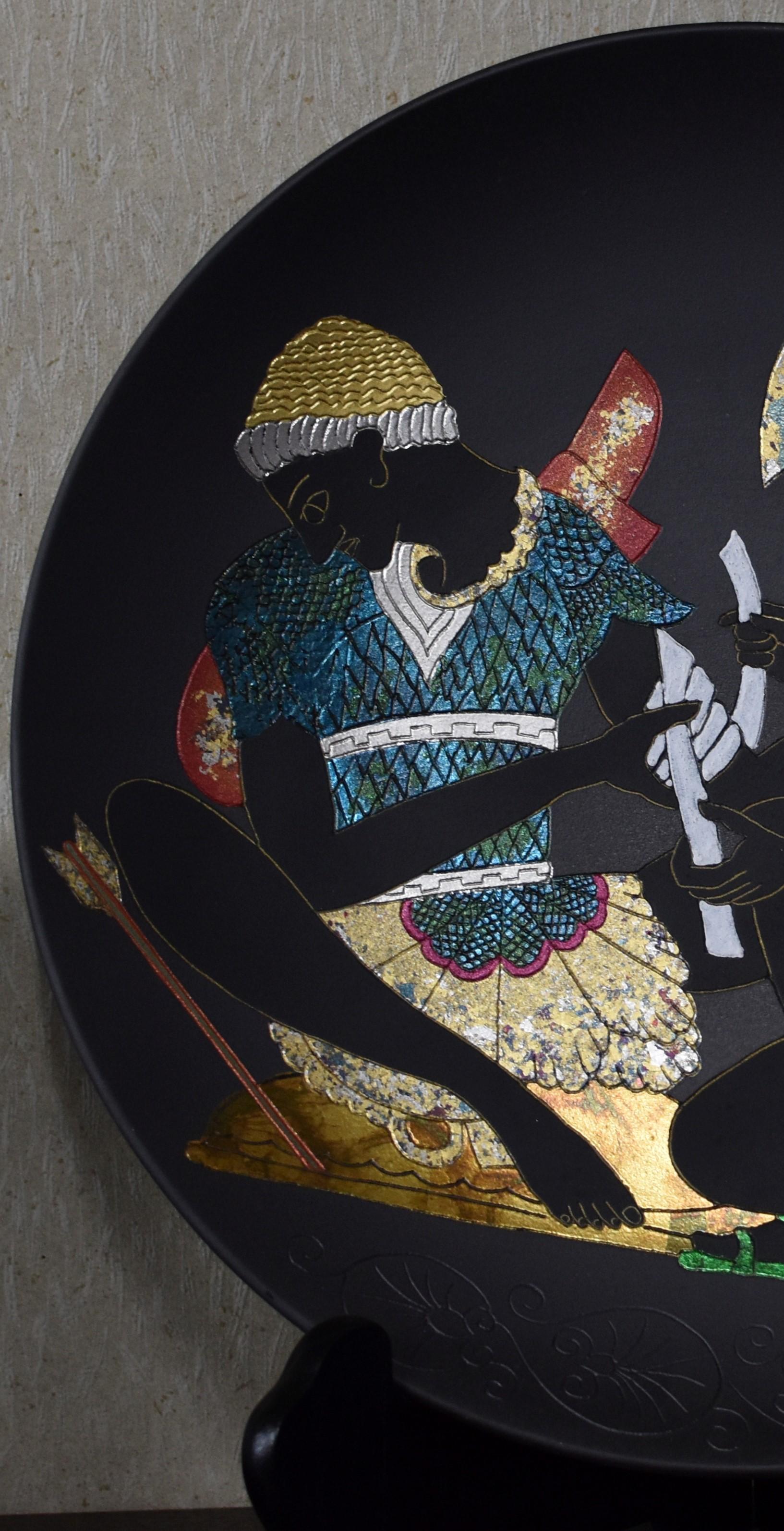 Zeitgenössische japanische schwarz-rote, Gold-Platin-Porzellanschale des Meisterkünstlers (Handbemalt) im Angebot
