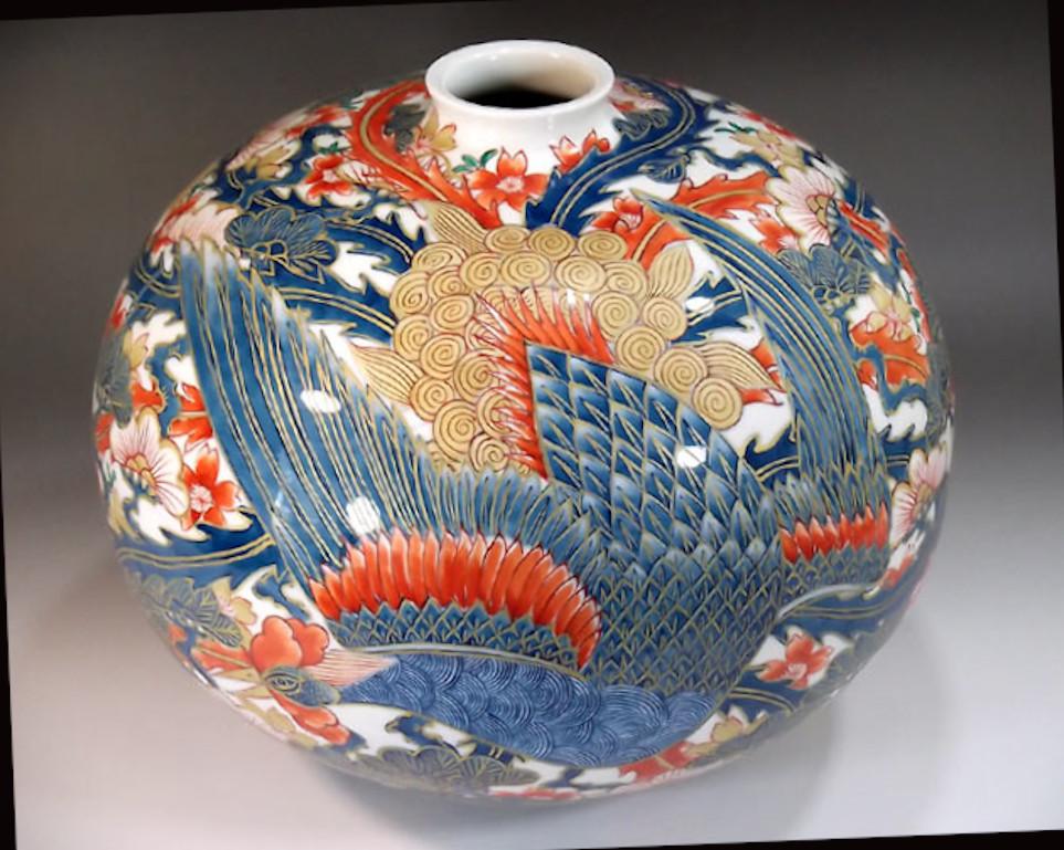 Peint à la main Vase contemporain japonais en porcelaine bleu-or-rouge-rose par un maître artiste en vente