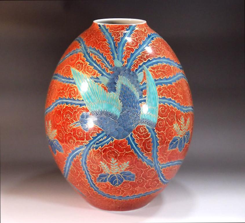 Japanese Red Gold and Blue Porcelain Vase by Contemporary Master Artist In New Condition For Sale In Takarazuka, JP