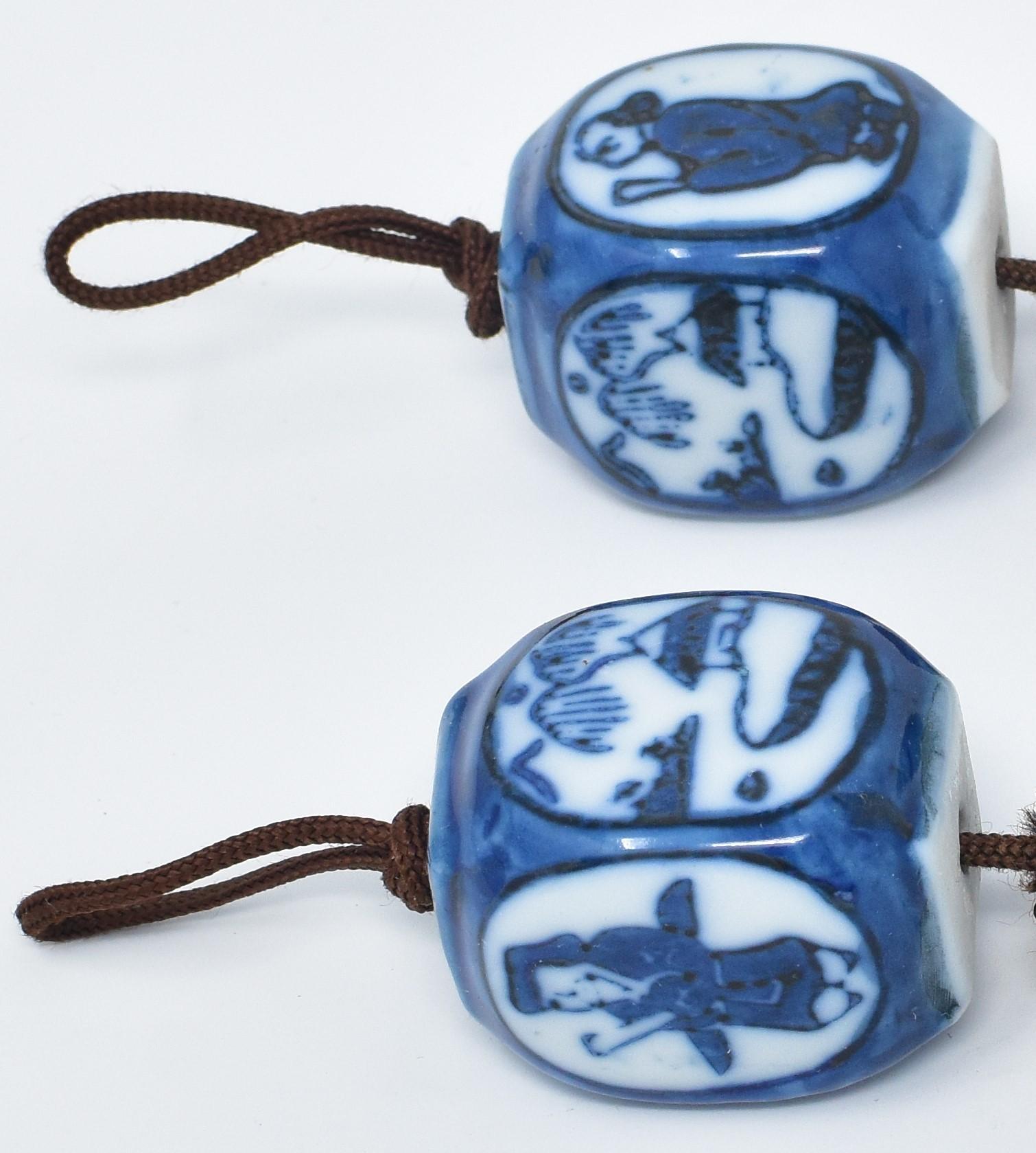 Elegant pair of vintage Japanese porcelain scroll weights (fuchin) in underglaze blue on white.
Dating from the prewar Showa period of circa 1960, these rectangular-shaped scroll weights are hand painted in underglazed blue on white background.