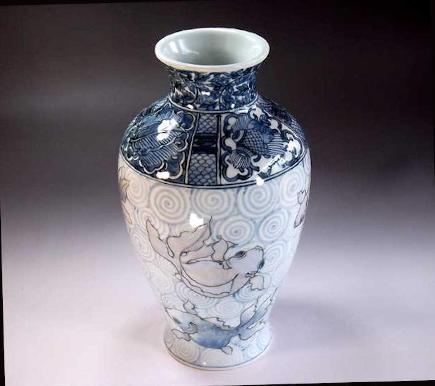 Japanese Blue White Gold Porcelain Vase by Contemporary Master Artist In New Condition In Takarazuka, JP