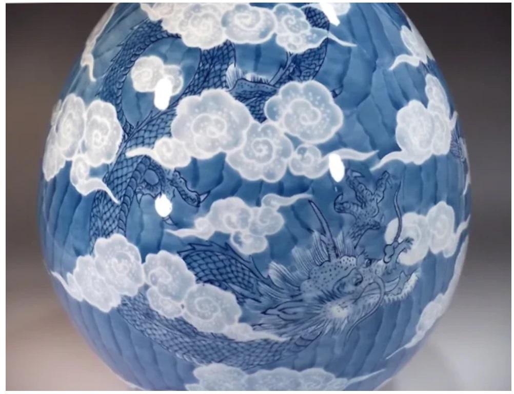 Exquis vase contemporain japonais en porcelaine décorative, peint à la main en bleu cobalt sous glaçure sur un corps en porcelaine de belle forme, une œuvre signée par un maître artiste de la porcelaine de la région historique d'Imari-Arita au