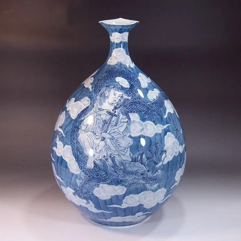Meiji Vase japonais en porcelaine bleu blanc par un maître artiste contemporain, 3 en vente