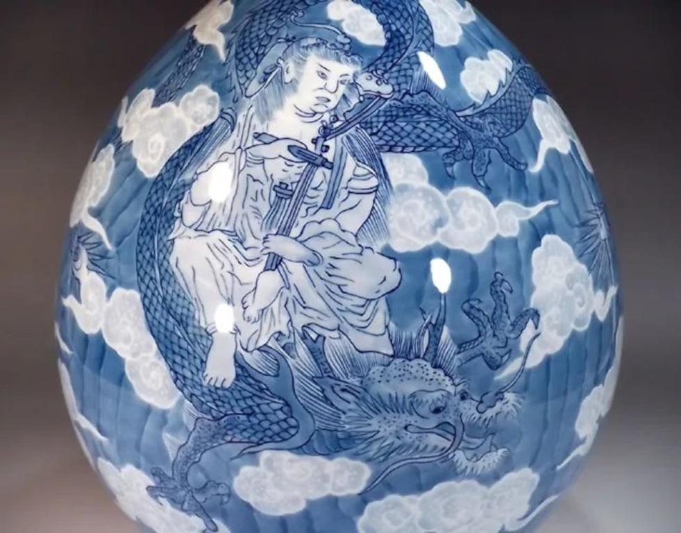 Japanische blau-weiße Porzellanvase von zeitgenössischem Meisterkünstler, 3 (Handbemalt) im Angebot