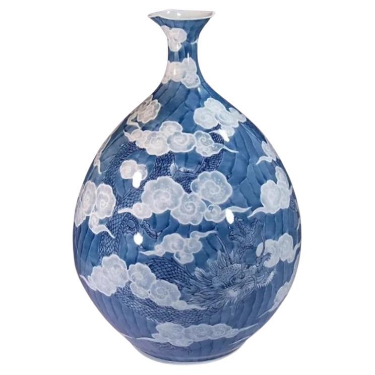 Vase japonais en porcelaine bleu blanc par un maître artiste contemporain, 3 en vente