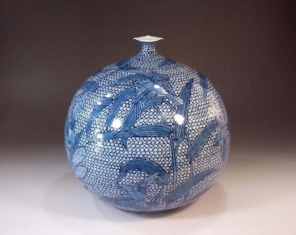 Exquisite zeitgenössische dekorative japanische Porzellanvase, extrem aufwendig handbemalt mit kobaltblauer Unterglasurmalerei auf einem elegant geformten kugelförmigen Porzellankörper. Ein signiertes Stück von einem weithin geachteten japanischen