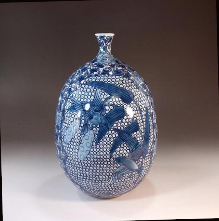 Japanische japanische Vase aus blau-weißem Porzellan von zeitgenössischem Künstlermeister (Handbemalt) im Angebot