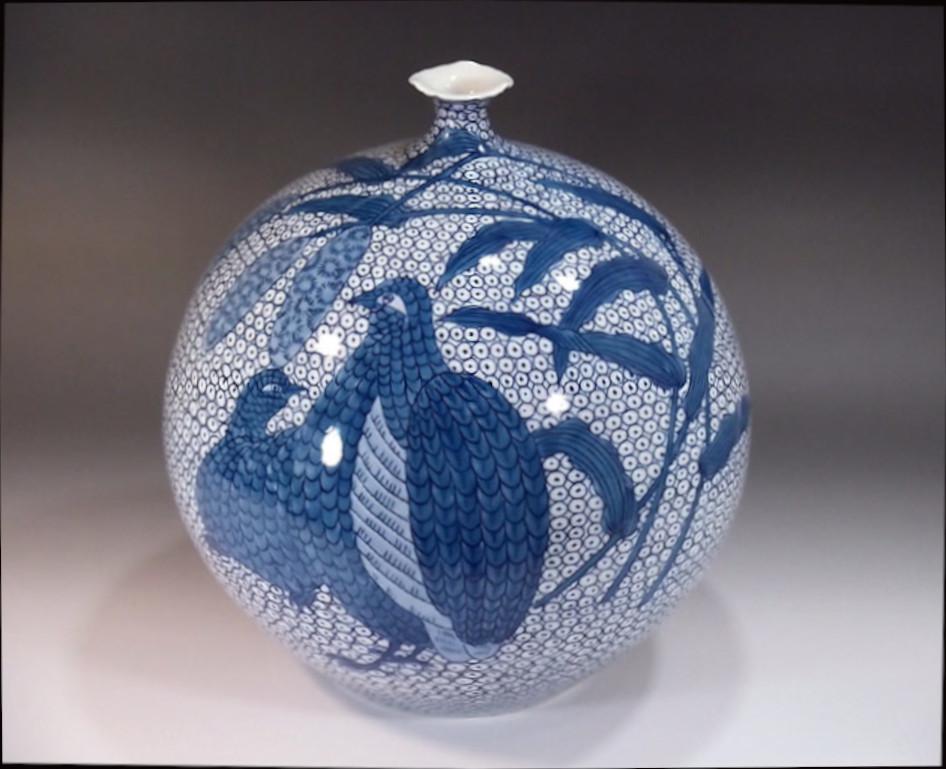 Japonais Vase japonais en porcelaine bleu blanc par un maître artiste contemporain en vente